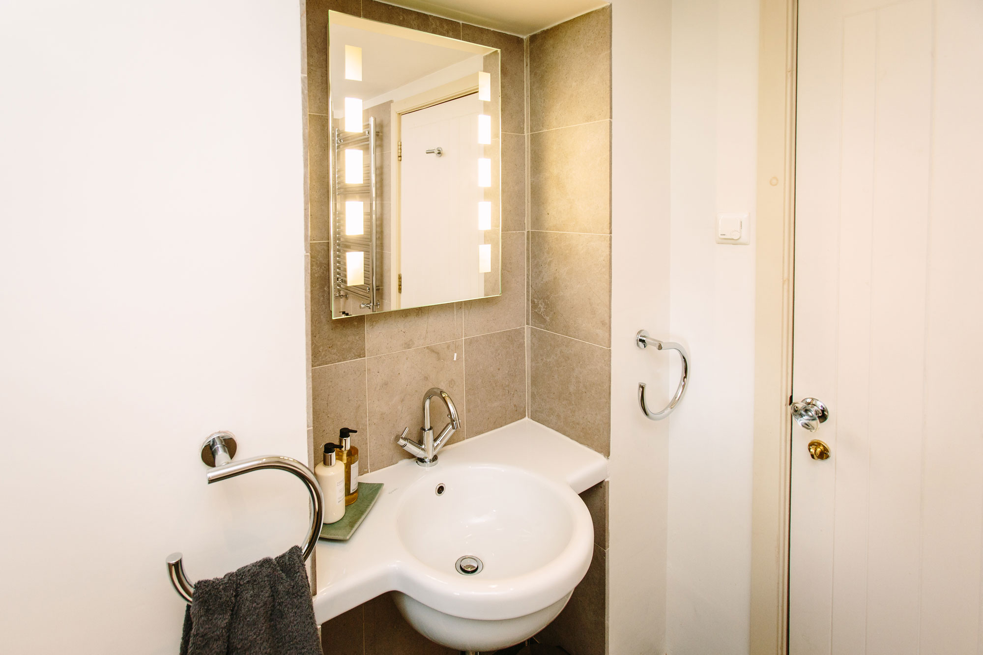 Ensuite bathroom to the main bedroom